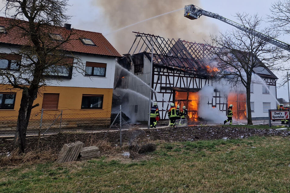 Haus und Scheune in Brand: Schaden wohl in Millionenhöhe