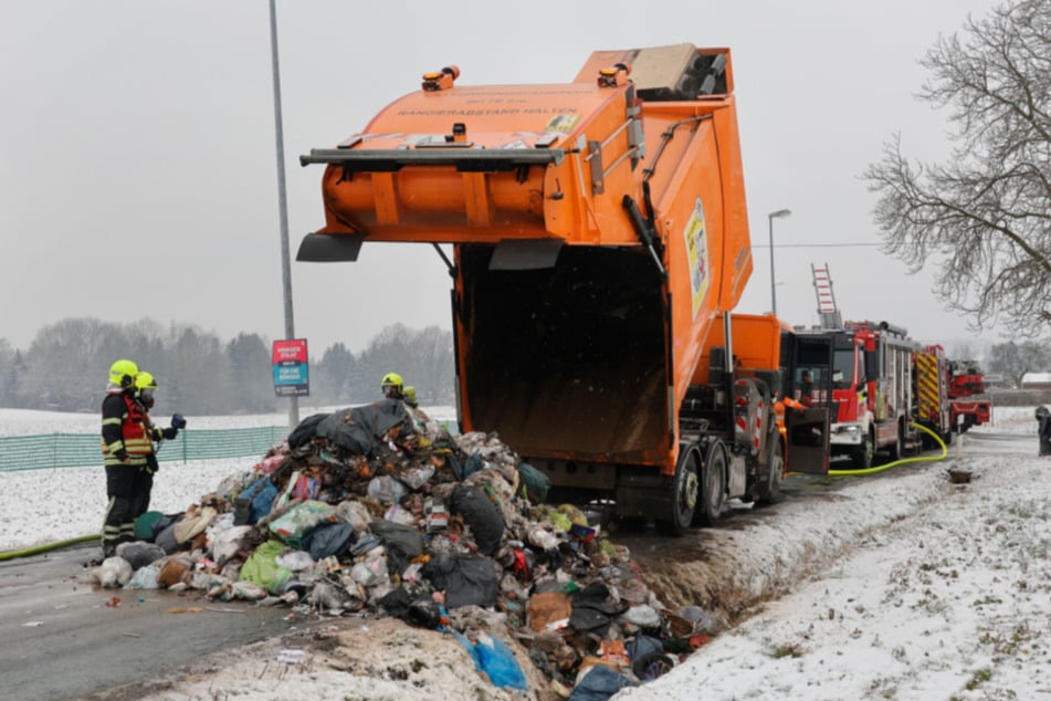 Das Müll-Fahrzeug war mit Restmüll beladen.