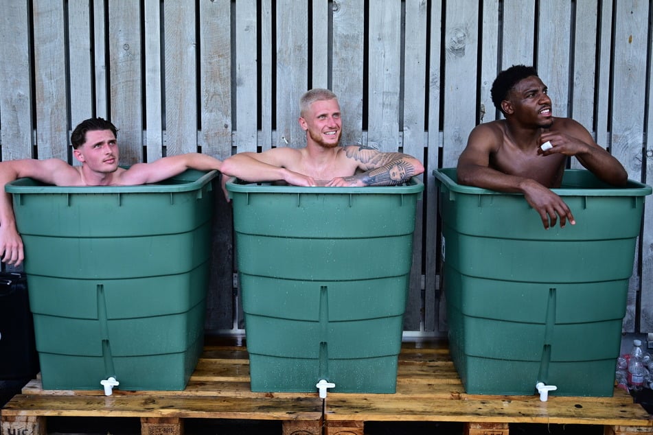 Seit sechs Tagen sind die Kiezkicker im Trainingslager in Flachau. Nach dem verdienten 6:1-Sieg gegen den KSC im ersten Testspiel stiegen die Spieler erstmal in die Eistonne.