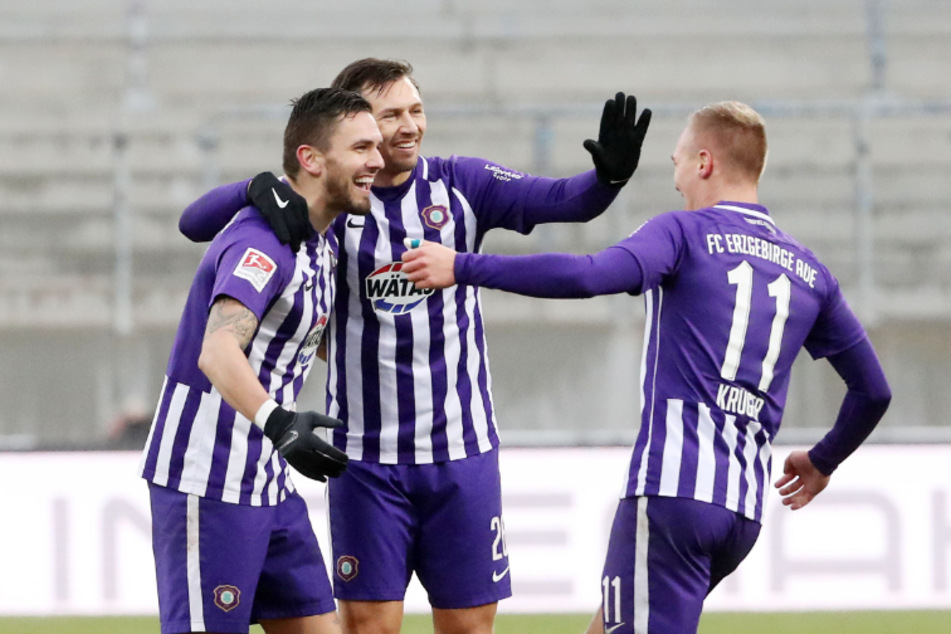 Traf gleich doppelt: Florian Krüger (r.) jubelt zusammen mit dem späteren 3:1-Torschützen Pascal Testroet (l.) und Sören Gonther.