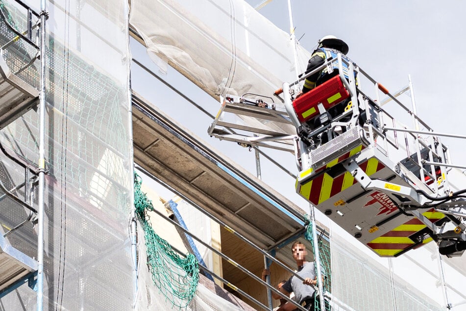 Mittels einer Drehleiter rettete die Feuerwehr einen schwer verletzten Arbeiter aus dem sechsten Stock einer Baustelle in Mainz-Neustadt.