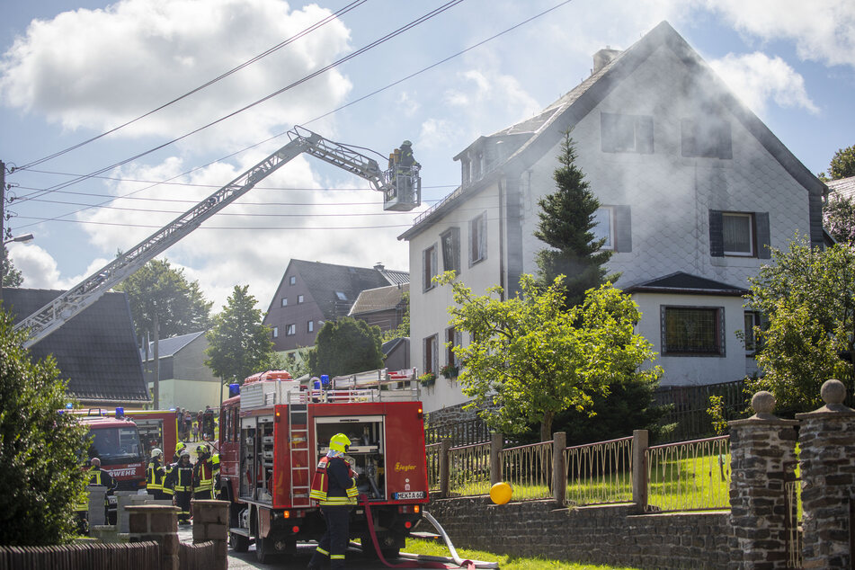 Das Feuer im Dachgeschoss löschten die Kameraden über eine Drehleiter.