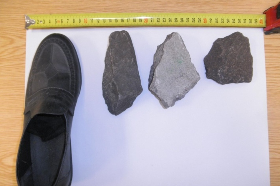 Ein Schuh und mehrere Steine wurden nahe Wittenberg auf die Gleise gelegt und teilweise von einem Regionalexpress überfahren.