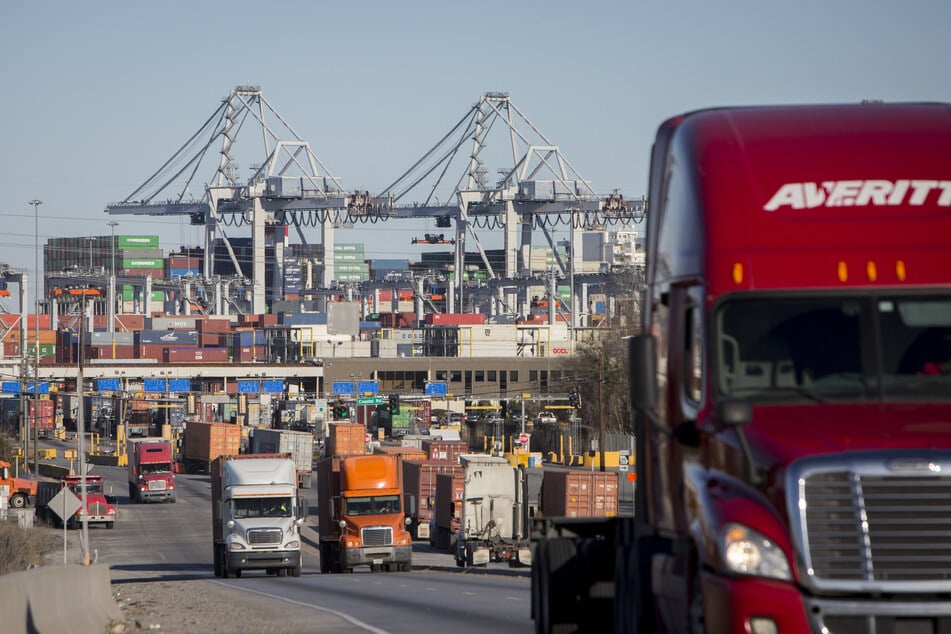 Sattelzugmaschinen transportieren Frachten aus dem Hafen.