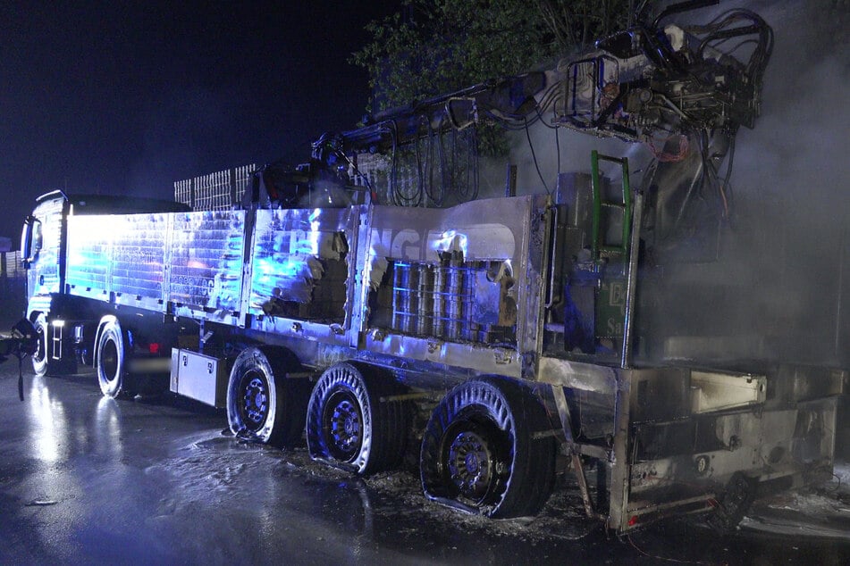 Die Feuerwehr konnte verhindern, dass die Flammen auf die Zugmaschine übergreifen.