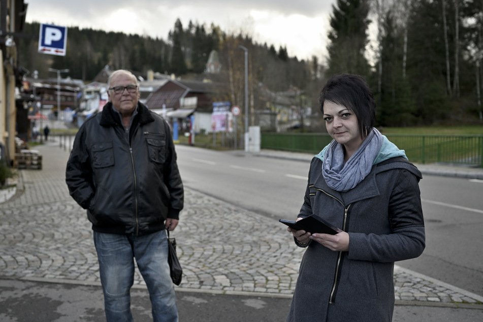Katrin Dikmeyer (30) schickte ihren Vater Werner Hanke (69) allein zum Zigarettenkauf - aus Angst vor Zwangstests auf Corona.