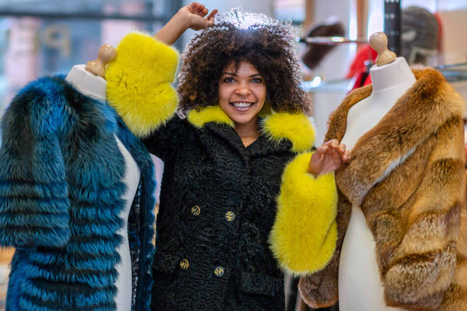 Kürschnerin Jessica Macuacua (25) trägt einen Persianermantel mit gelbgefärbtem Blaufuchs. Die Pelze links und rechts von ihr sind Rofuchs - einmal Natur und einmal blau gefärbt.