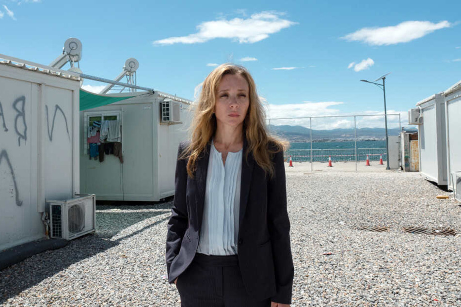Hélène (Sylvie Testud) führt ein Flüchtlingslager in Griechenland, mit dem sie Folgeaufträge erzielen will.