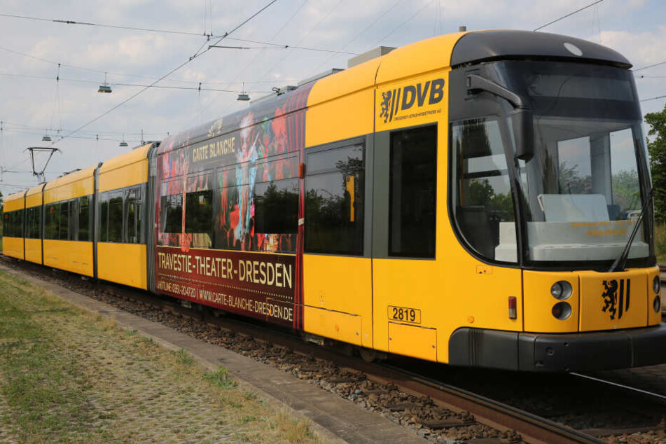 Der Mann zeigte den Hitlergruß hinter einer Haltestelle in Dresden. (Symbolbild)