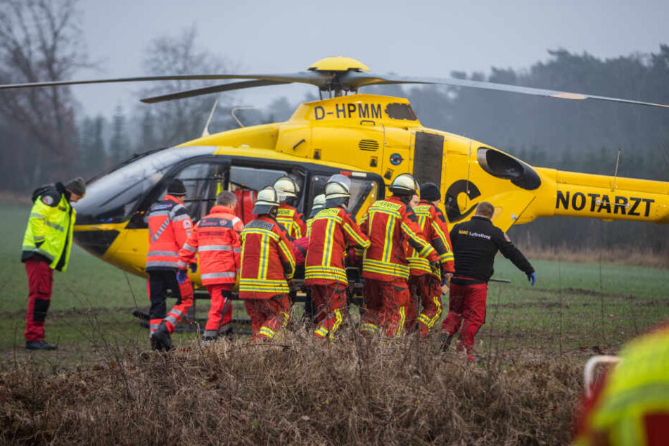 Der in Lebensgefahr schwebende Mann wurde mit einem Rettungshubschrauber in ein Krankenhaus geflogen.