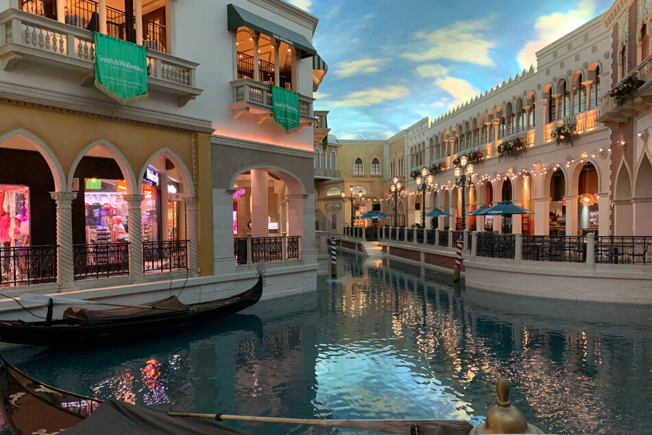 Viele der Hotels bieten inzwischen neben ihren Casinos sogar ganze Themenwelten. Das Venetian verbirgt in seinem Innersten beispielsweise eine kitschige Kopie von Venedig. Gondelfahrten und falscher Himmel inklusive.