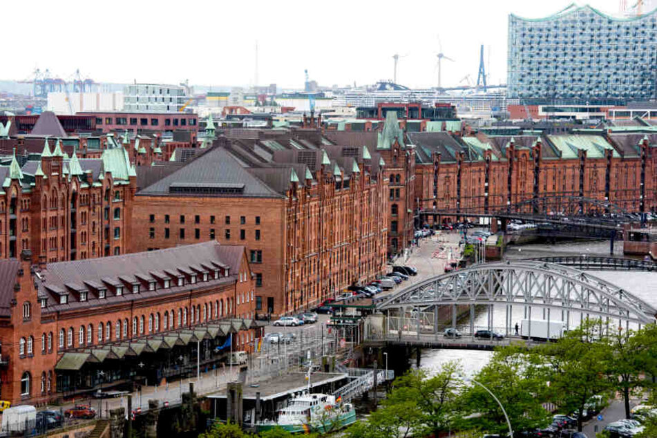 Blick auf die Speicherstadt und die Elbphilharmonie in Hamburg.