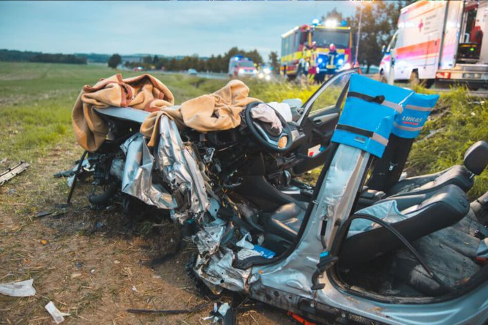 Zur Befreiung des BMW-Fahrers mussten Türen, Heckklappe und Dach abgetrennt werden.