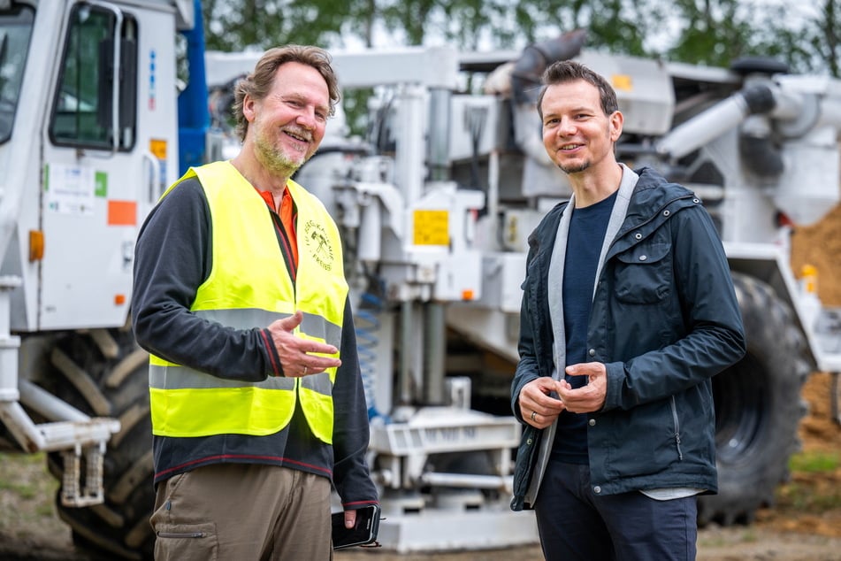 Klopfzeichen in die Tiefe: Prof. Stefan Buske (55) und Dipl.-Geoökologe Sascha Görne (46, r.) vor dem Vibro-Truck.