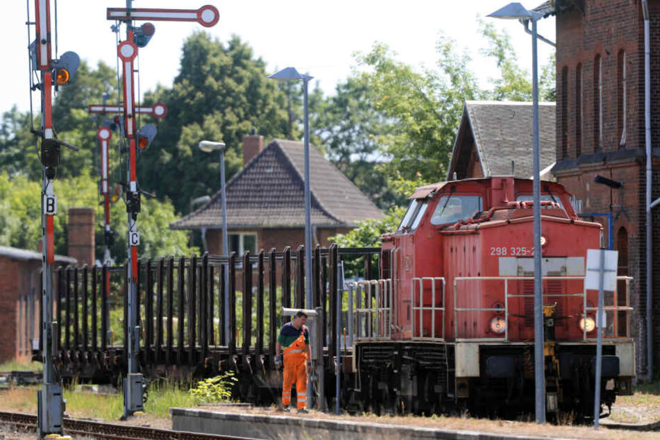 Eine 33-jährige Frau wurde am Bahnhof Burg (Sachsen-Anhalt) von einem Güterzug überfahren und getötet. (Symbolbild)