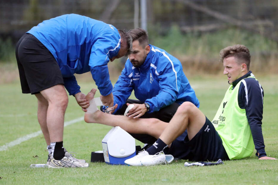 Olaf Renn (l.) auf dem Platz in Aktion. Er verarztet Florian Braband, der mittlerweile auch Physiotherapeut beim CFC ist.