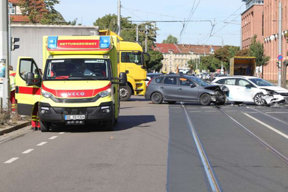 Drei Personen wurden bei dem Kreuzungscrash in Dresden verletzt.