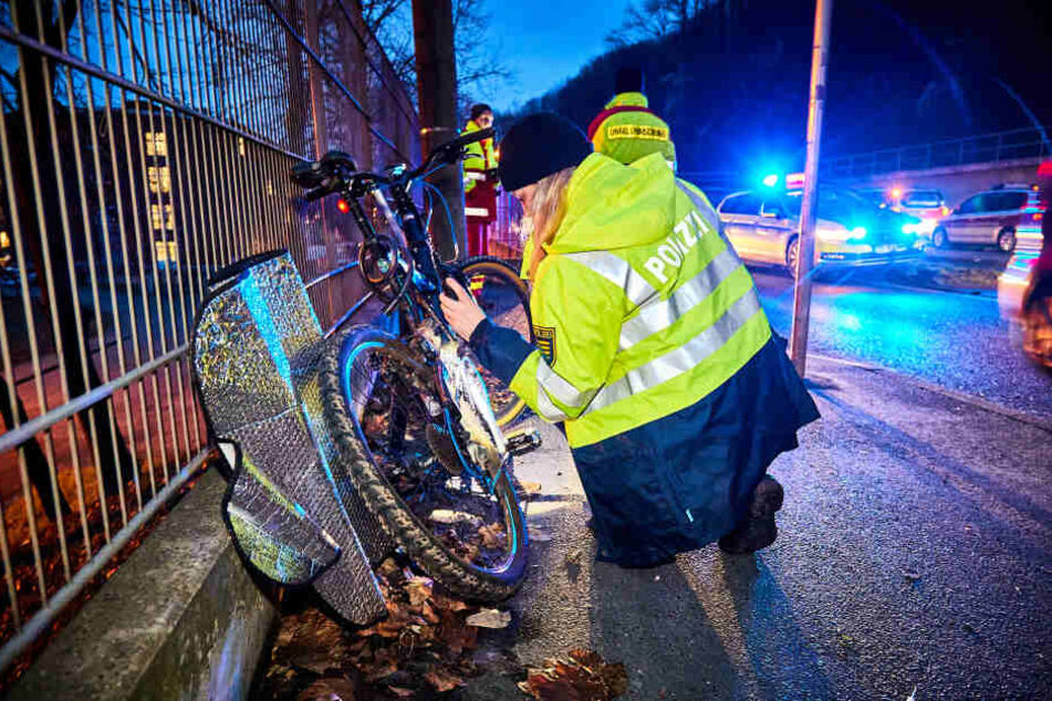 Polizeibeamte nahmen den Unfall auf und ermittelten zur Unfallursache.