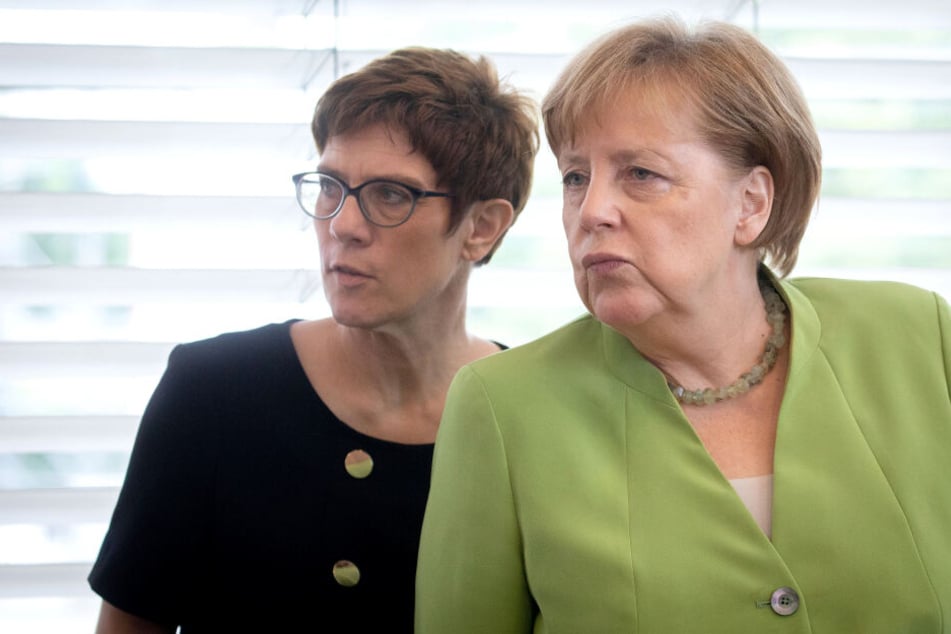 Angela Merkel (r.) räumt Annegret Kramp-Karrenbauer (l.) gute Chancen auf die Kanzlerkandidatur ein.