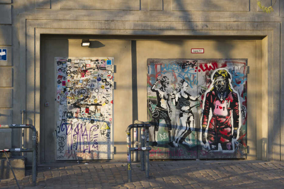 Die Sonne strahlt die Eingangstüren zum Berliner Club Berghain an.
