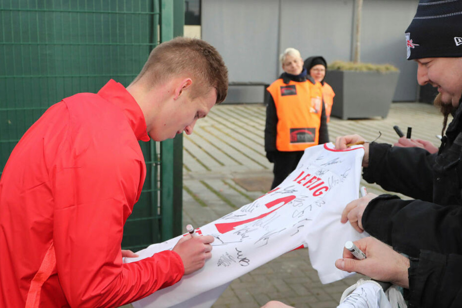Neuzugang Dani Olmo (21) schrieb bei seiner ersten Trainingseinheit am Montag direkt die ersten Autogramme.