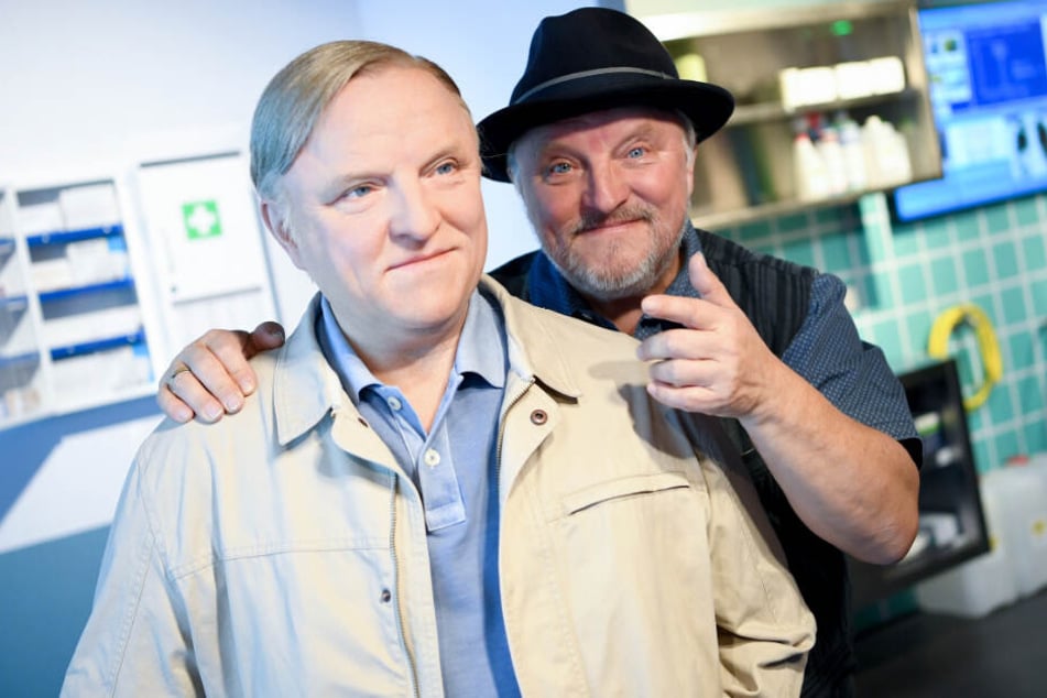 Der Schauspieler Axel Prahl legt die Hand auf die Schulter seiner Wachsfigur im "Tartort-Bereich" im Wachsfigurenkabinett Madame Tussauds Berlin.