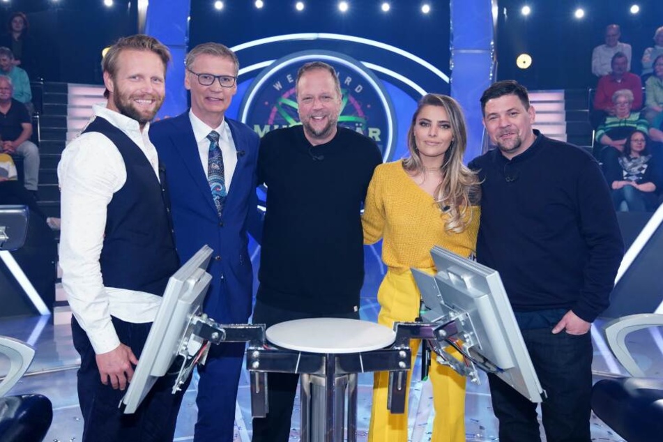 Moderator Günther Jauch (2.v.l.) mit seinen prominenten Kandidaten (v.l.) Julius Brink, Smudo, Sophia Thomalla, Tim Mälzer
