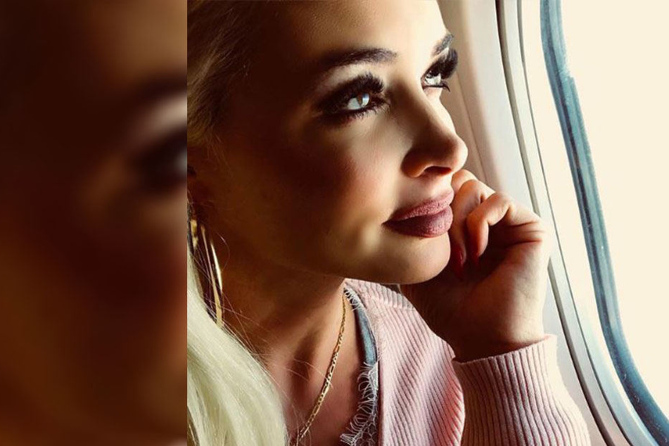 Da war eine ordentliche Ladung Photoshop am Werk. Doch eine Stelle ihrer Stirn hat Daniela Katzenberger vergessen.