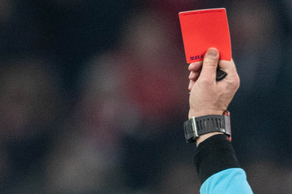 Rot sah nur der Spieler, jedoch nicht vom Schiedsrichter auf dem Platz, sondern letztlich vom Verband. (Symbolbild).