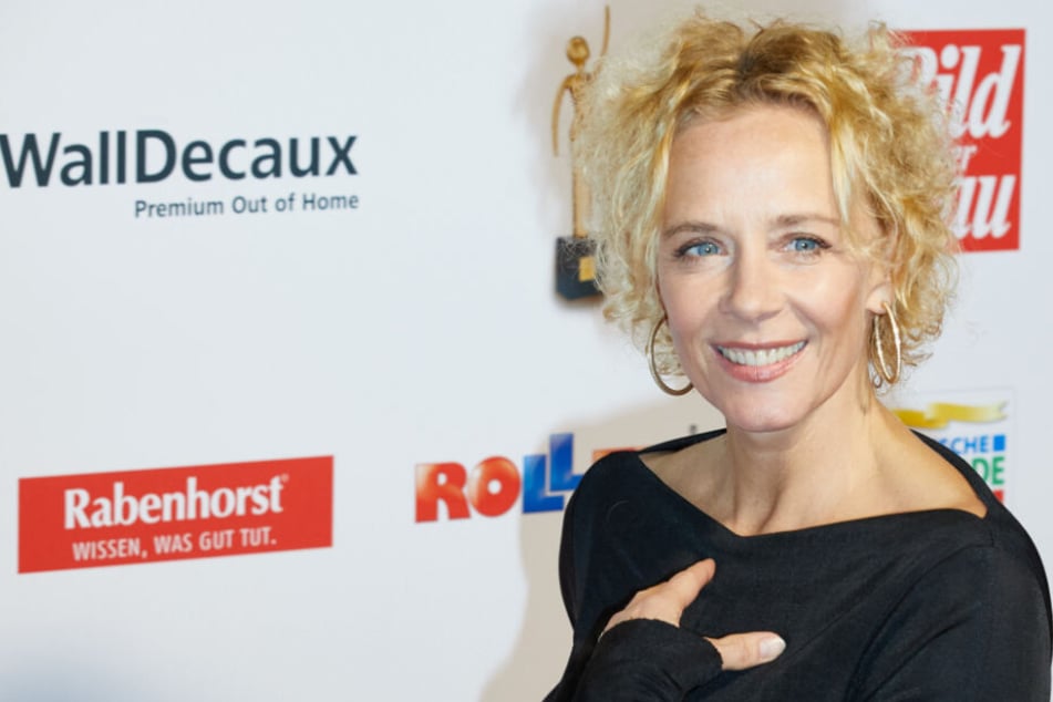 Katja Riemann steht auf dem roten Teppich. (Archivbild)