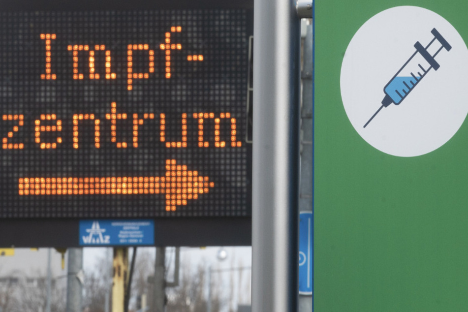Weitere Lehrkräfte, Verkäuferinnen und Verkäufer sowie Angestellte in der Justiz und Steuerfahndung können ab Donnerstag einen Impftermin vereinbaren.