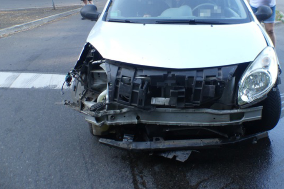 Der Renault Twingo wurde bei dem Unfall stark beschädigt. Die Fahrerin hingegen blieb unverletzt.
