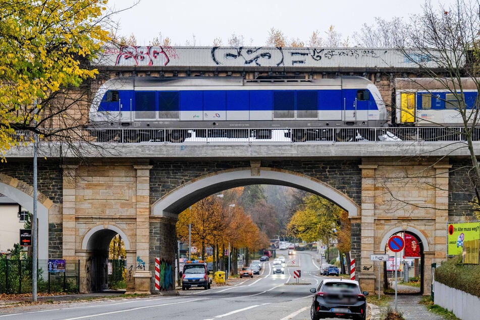 Der RE 6 fährt ab dem heutigen Montag nicht mehr zwischen Chemnitz und Burgstädt. Stattdessen wurde Schienenersatzverkehr eingerichtet.