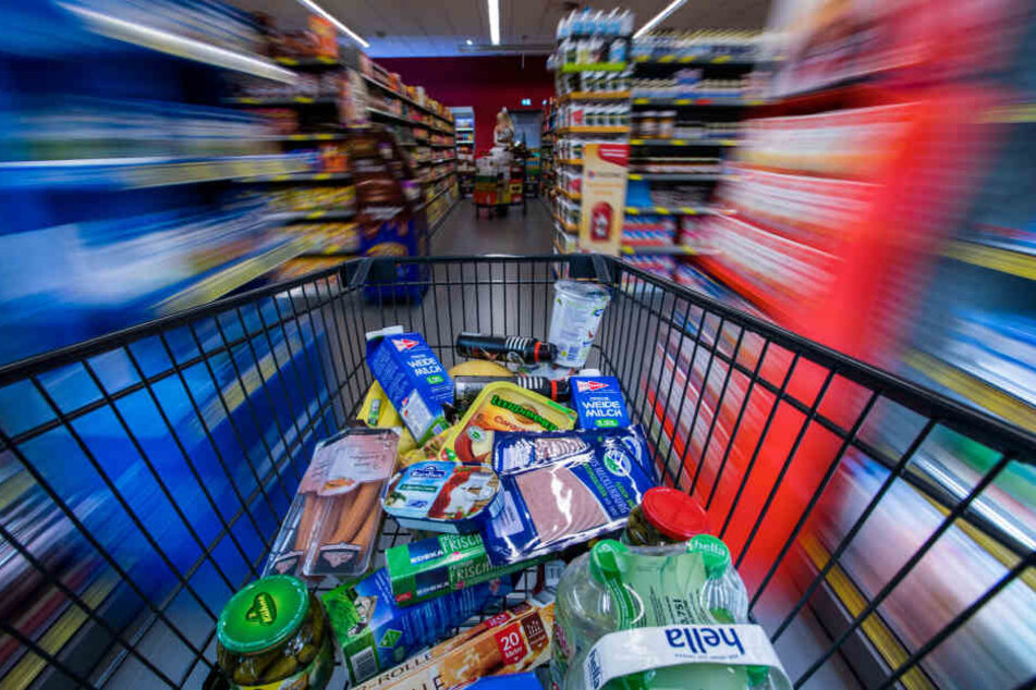 Die Frauen filmten sich fast eine Stunde lang und übertrugen das Video live aus dem Supermarkt. (Symbolbild)