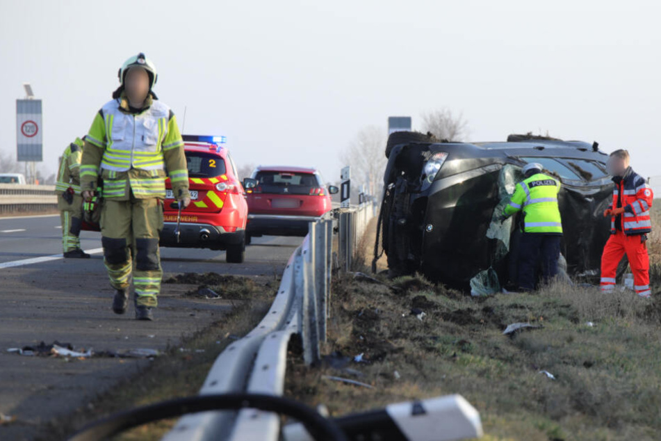 Der BMW blieb neben der Leitplanke auf der Seite liegen.