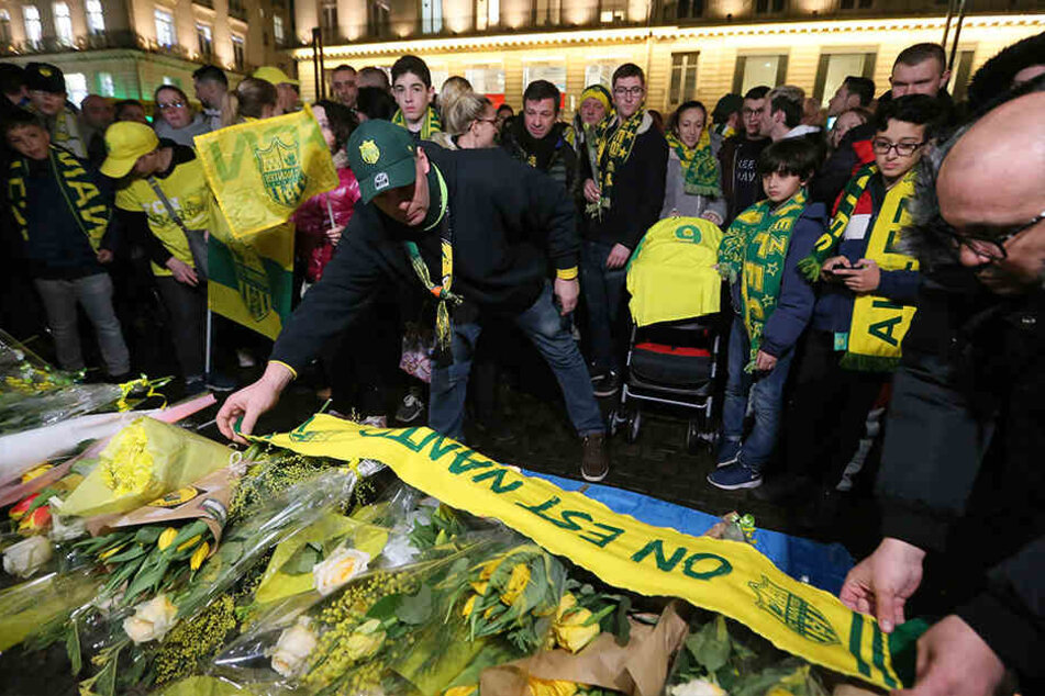 Die Anhänger des französischen Fußball-Erstligisten FC Nantes versammelten sich, um Emiliano Sala zu gedenken.