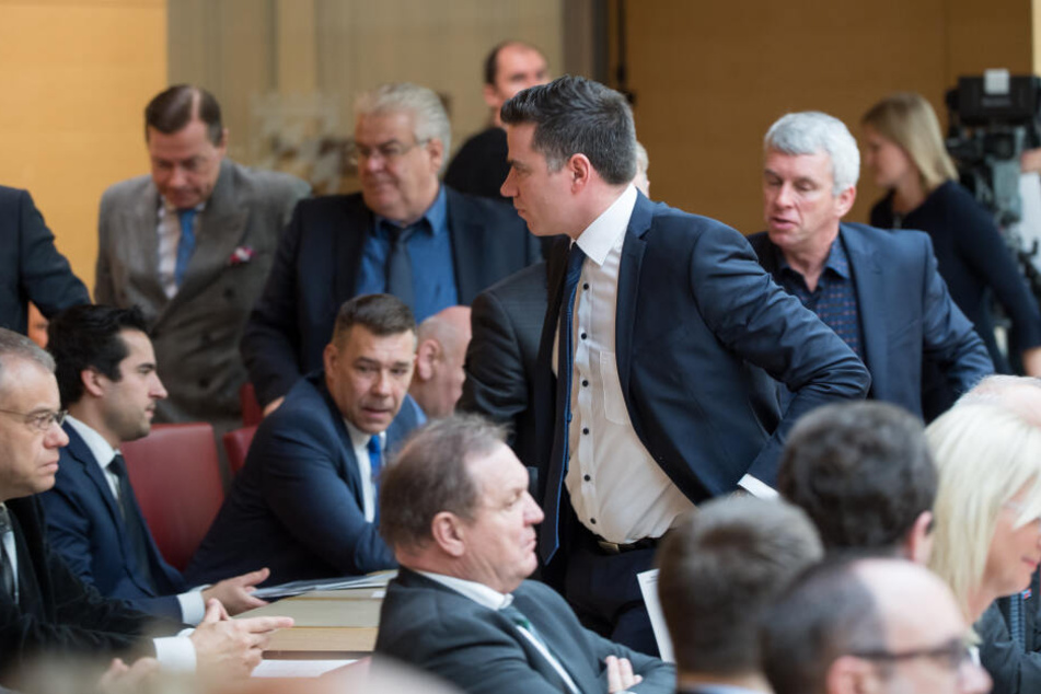 Landtags-Abgeordnete der AfD verlassen während der Rede von Charlotte Knobloch, den Saal. (Archivbild)