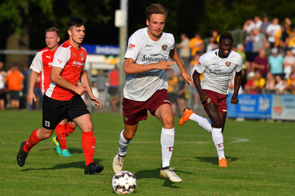 Dynamos Lucas Röser (M.) erzielte im Testspiel gegen die BSG Stahl Riesa einen Dreierpack.