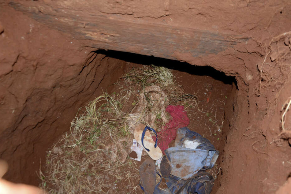 Kleidung liegt in dem Tunnel des Gefängnisses, durch den bei einem Massenausbruch 75 Häftlinge getürmt sein sollen.