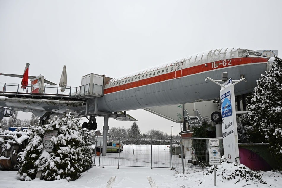 Hier steht das Flugzeug nun vor allem als Dekoration.