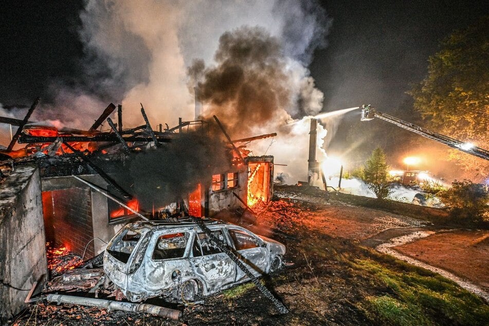 Das Feuer richtete in der Nacht auf Montag erheblichen Schaden an.