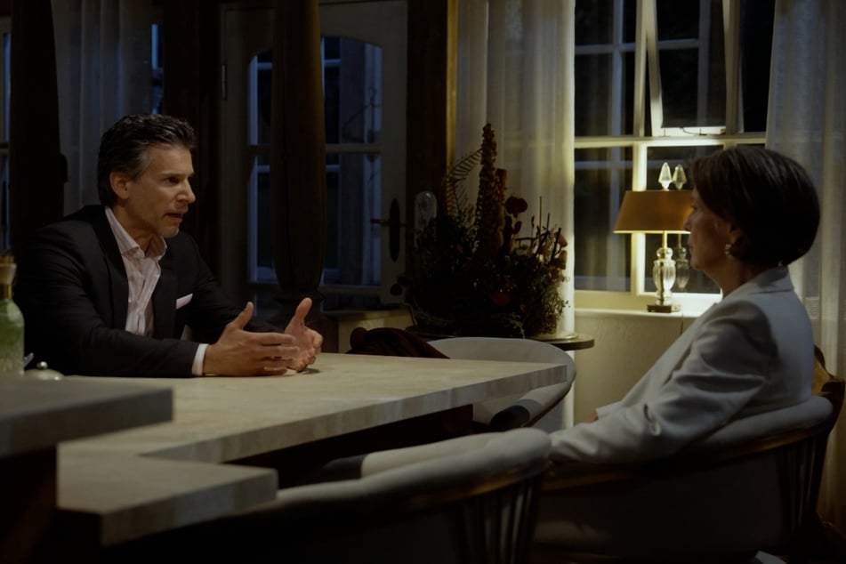 Richard ist wütend, weil Victoria wegen seiner Prügelei die Gründung der Aktiengesellschaft absagt.