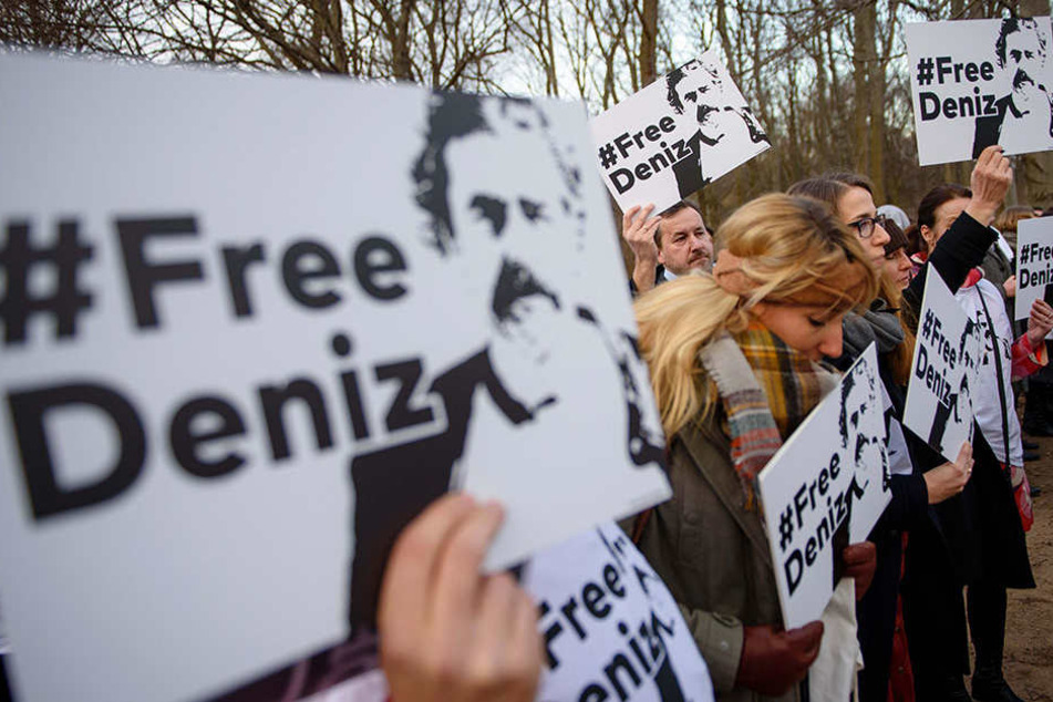 Seit Anfang 2017 befindet sich Denis Yücel in U-Haft. Demonstranten fordern seitdem regelmäßig seine Freilassung.