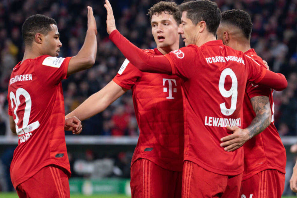 Serge Gnabry (l-r), Benjamin Pavard, Torschütze Robert Lewandowski und Corentin Tolisso von München freuen sich über ein Tor.