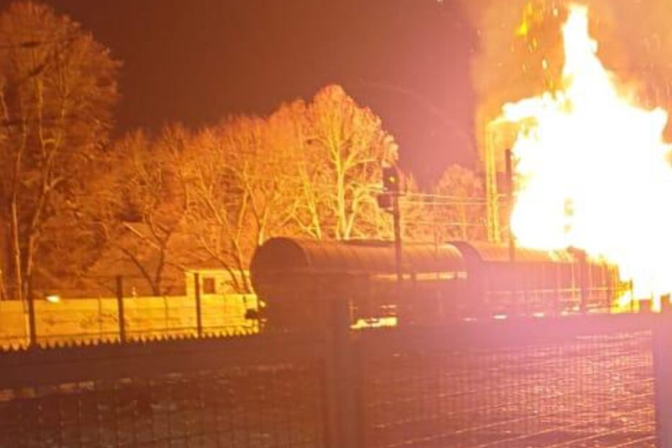 Die beiden Güterwaggons standen lichterloh in Flammen.