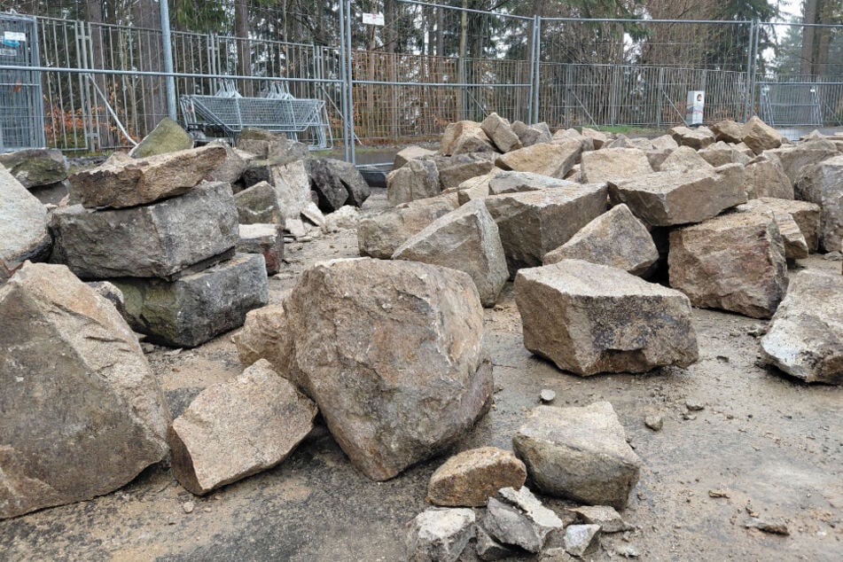 Zahlreiche Steine bröckelten im Februar von der Steinmauer.