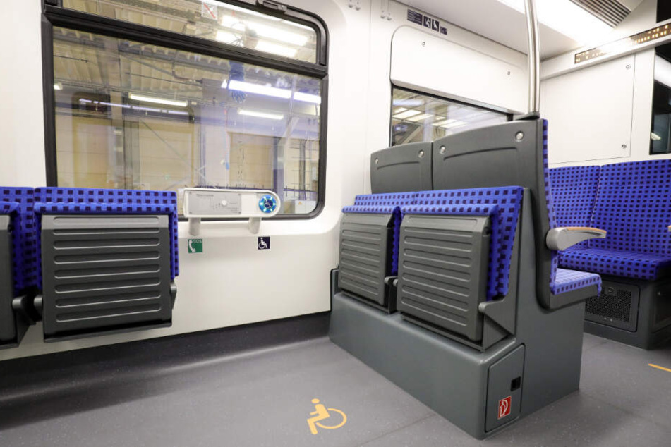 Die Züge der Baureihe "ET 490" bringen eine Sprechstelle neben einem Platz für mobilitätseingeschränkte Fahrgäste mit sich.