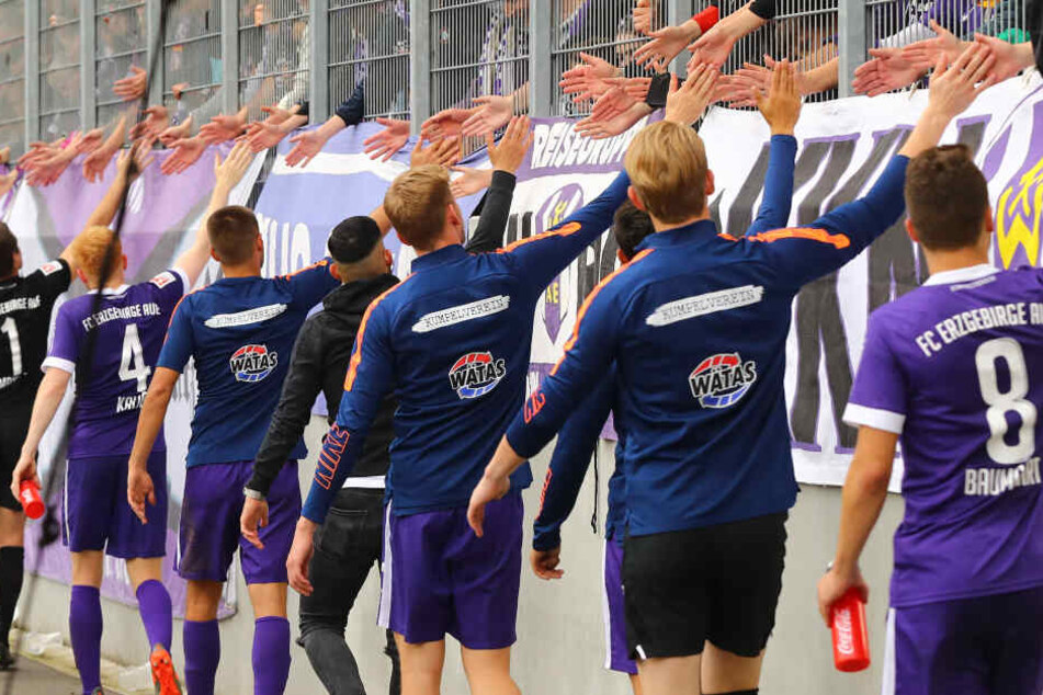 So war der Plan: Die Auer Profis klatschen nach dem gewonnenen Sachsenderby mit ihren Fans ab.