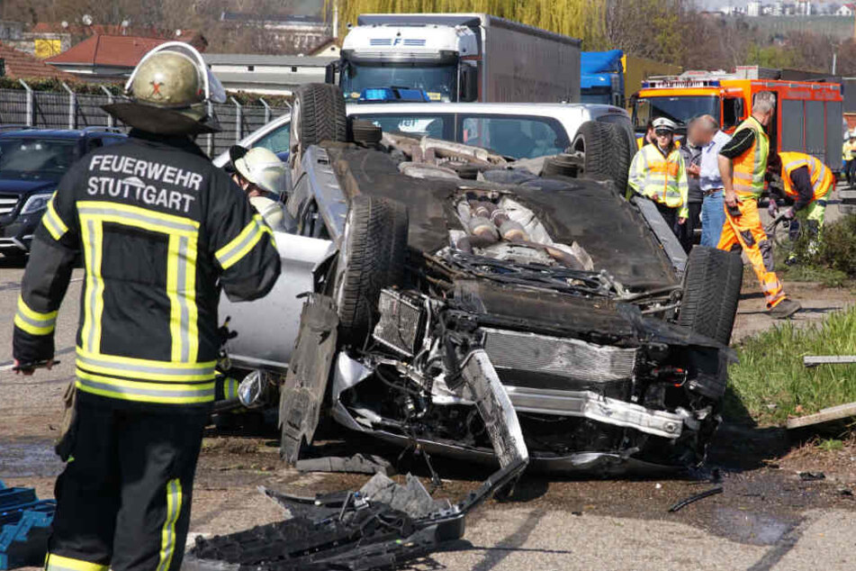 Einsatzkräfte an der Unfallstelle.