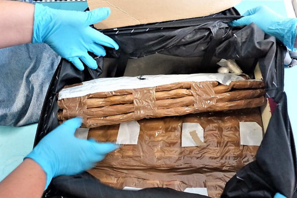 Gut versteckt - aber nicht gut genug: Das Kokain hinter der doppelten Wand aus Kunststoff konnten die Beamten finden.